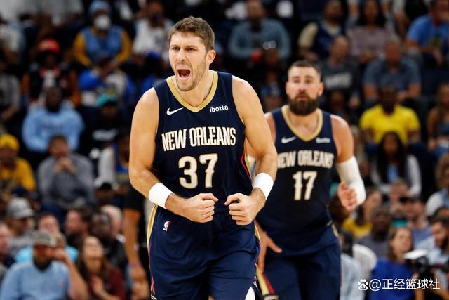 尼克斯主帅迈克·布朗的采访简直语出惊人：“我在NBA混了一辈子，从没见过哪个22岁的年轻人，会像苦行僧一样搞什么宗教静修和闭关训练。无论赛季内外，他的自律程度简直非人类。”不仅如此，“庄神”德拉蒙德也承认文班是全联盟最难对付的对手，没有之一：“我防他简直绝望，身体对抗他就像泥鳅一样，外线防...